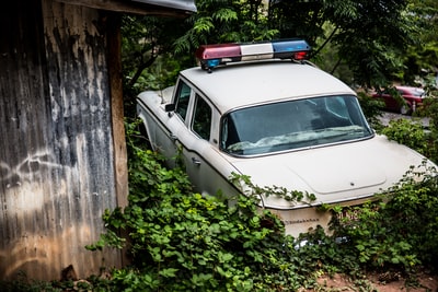 白黑家附近警车
